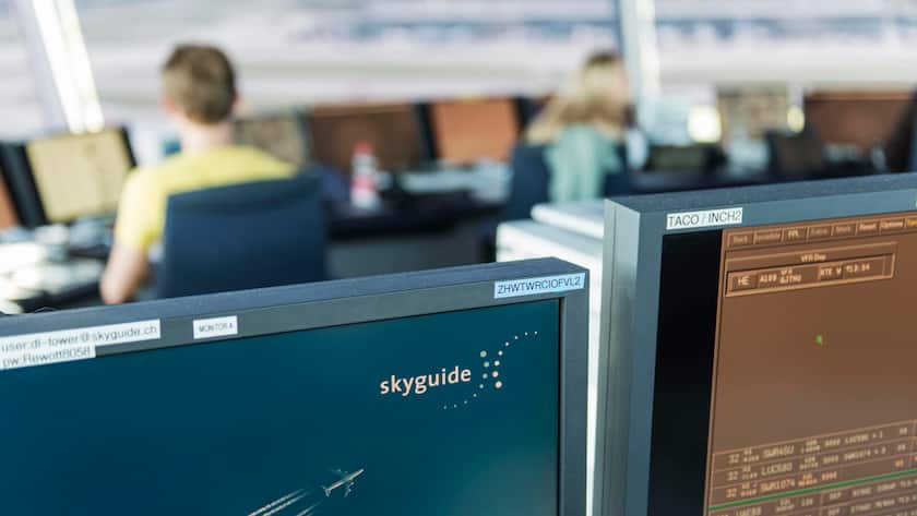 Ein Mitarbeiter von Skyguide kontrolliert die Monitore und hat Blick auf das Flugfeld, bei Skyguide im Tower des Flughafen Zuerich Kloten.