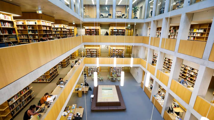 Das Richtige lernen: Programme und Stoffe müssen ständig angepasst werden (Bild: Bibliothek des Campus St. Gallen der OST, der Ostschweizer Fachhochschule).