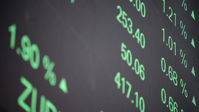 Aktuelle Kurse werden an einer LED-Wand im Eingangsbereich der Neuen Boerse Zuerich-West des SIX-Hauptsitzes an der Pfingstweidstrasse angezeigt, aufgenommen am Donnerstag, 6. Februar, in Zuerich. (KEYSTONE/Ennio Leanza)