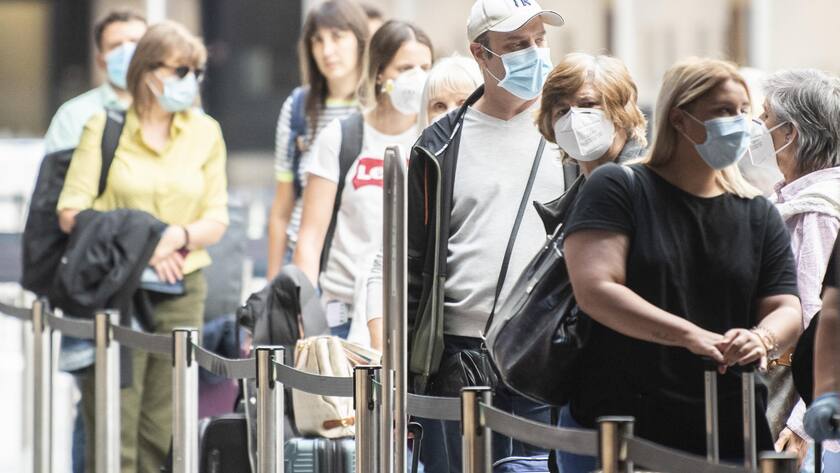 Fluggaeste warten mit Atemschutzmasken vor einem Check-In Schalter aufgenommen anlaesslich des Schutzkonzeptes vom Flughafen Zuerich, aufgenommen am Donnerstag, 28. Mai 2020 in Zuerich. (KEYSTONE/Ennio Leanza)