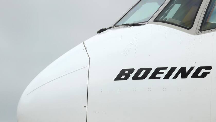 Teilansicht eines Boeing-Cockpits.