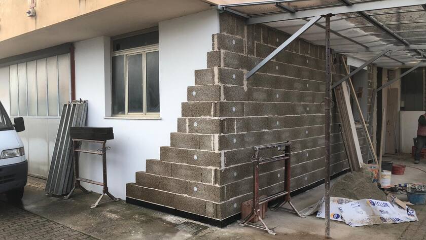 Wasser- und feuerfeste Ziegel aus Hanf für eine Renovation.