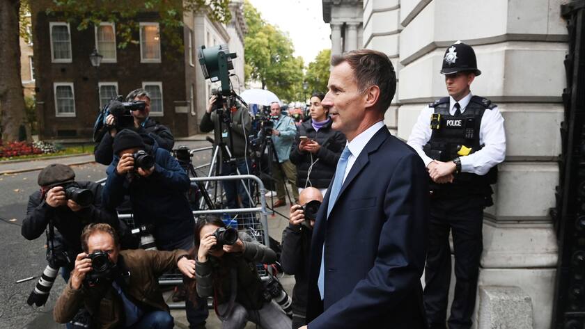epa10243660 Newly-appointed Britain's Chancellor of the Exchequer Jeremy Hunt arrives at Downing Street in London, Britain, 14 October 2022. The British prime minister on 14 October 2022 appointed Hunt to succeed Kwarteng as chancellor of the exchequer who accepted the prime minister's call for him resign after 38 days in office. EPA/NEIL HALL
