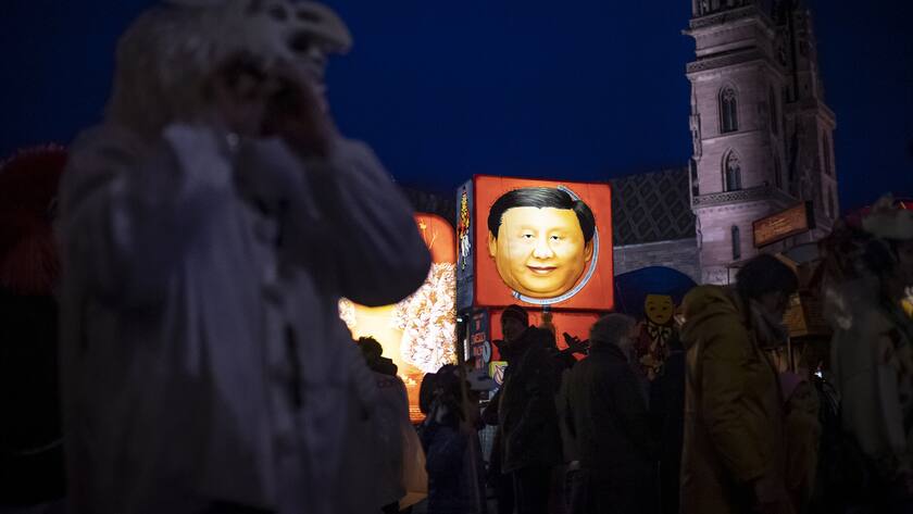 ARCHIV - ZUR ENTSCHEIDUNG DER BASLER REGIERUNG, WEGEN DES CORONAVIRUS DIE BASLER FASNACHT ABZUSAGEN, STELLEN WIR IHNEN FOLGENDE ARCHIVBILDER ZUR VERFUEGUNG - A carnival lantern depicting Xi Jinping, president of China, are on display on the Muensterplatz on the second day of carnival in Basel, Switzerland, on Tuesday, March 12, 2019. (KEYSTONE/Gian Ehrenzeller)