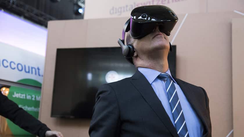 Der Schweizer Bundespraesident Alain Berset testet eine Virtual Reality Brille beim Digitaltag, am Donnerstag, 25. Oktober 2018 im Hauptbahnhof in Zuerich. (KEYSTONE/Peter Klaunzer)