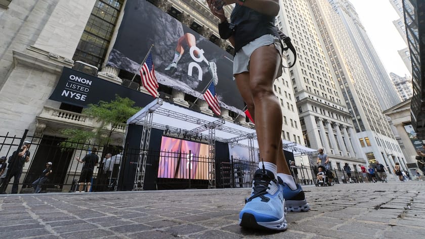On-Aktie zieht nach überraschendem Gewinn davon A woman wears On shoes outside the New York Stock Exchange before the company's IPO, Wednesday, Sept. 15, 2021. (AP Photo/Richard Drew)
