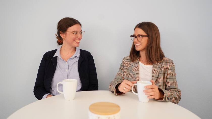 Melanie Häner (à d.) et Tamara Erhardt, économistes à l'Institut de politique économique suisse (IWP) à l'Université de Lucerne.