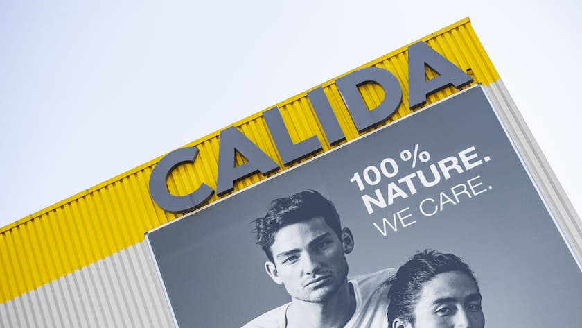 Das Logo des Waescheproduzenten Calida am Hauptsitz in Sursee, am Donnerstag, 6. August 2020. (KEYSTONE/Urs Flueeler).