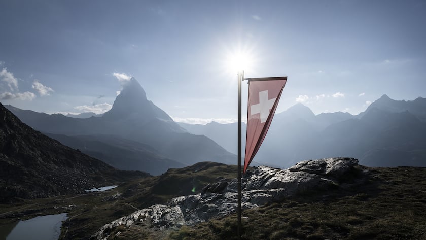 Eine Schweizer Flagge, das Matterhorn und der Riffelsee in der Abendsonne, fotografiert am Sonntag, 24. Juli 2022 in Zermatt. (KEYSTONE/Christian Beutler)