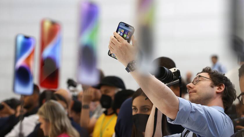 epa10168059 Members of the media explore the iPhone 14 Pro Max which was one of several new products introduced during an Apple Special Event on the campus of Apple Park in Cupertino, California, USA, 07 September 2022. New products include the Apple Watch Series 8, Apple Watch Ultra, Apple Watch SE, iPhone 14, iPhone 14 Plus, iPhone 14 Pro and iPhone 14 Pro Max and the second generation AirPods Pro. EPA/JOHN G. MABANGLO