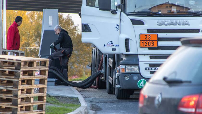 Diesel wird von einem Lastwagen in eine Tankstelle in Tschechien gepumpt.