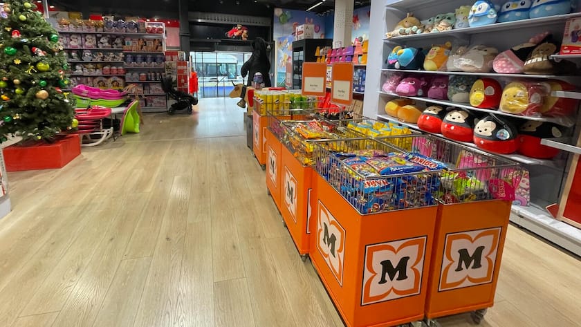 Franz Carl Weber Filiale Zürich mit Müller Gestellen