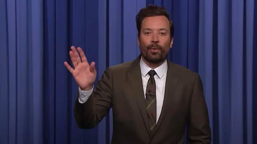 Jimmy Fallon macht sich in der Tonight Show bei NBC über die Migros Coffee Balls lustig.