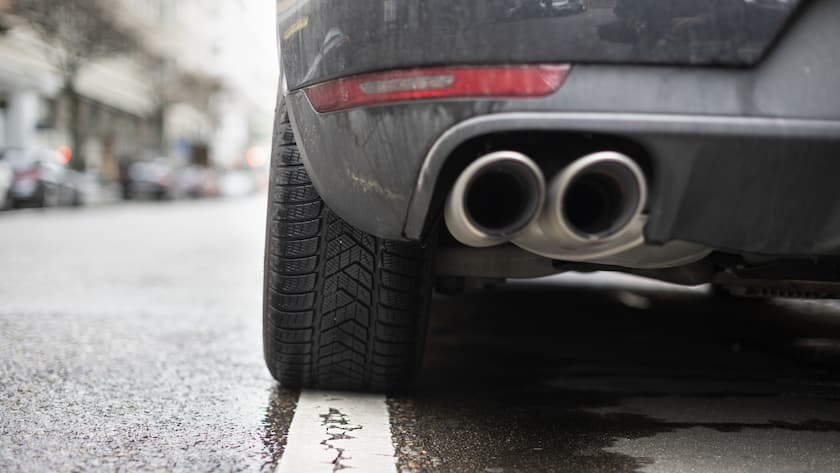 The exhaust of a partly on the marking parked SUV in the city of Zurich, Switzerland, on March 8, 2019. (KEYSTONE/Gaetan Bally)