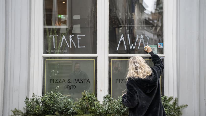 Ein geschlossenes Restaurant in Luzern bietet neu Take Away-Gerichte an, am Samstag, 27. Februar 2021. Restaurants muessen auch in der ersten Etappe zur Lockerung aus dem Lockdown durch den Bundesrat am 1. Maerz geschlossen bleiben. (KEYSTONE/Urs Flueeler)