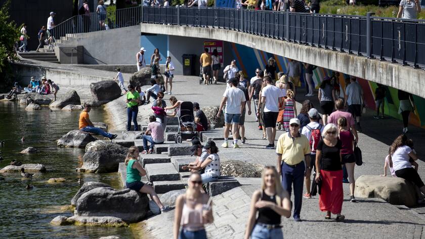 Menschen geniessen das schoene Wetter am Zugersee in Zug am Sonntag, 31. Mai 2020. (KEYSTONE/Alexandra Wey)
