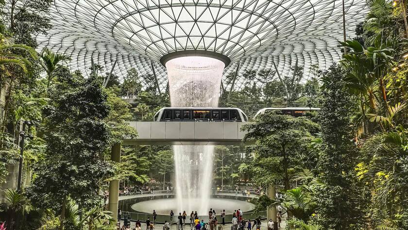 Flughafen Singapur Changi mit einem Wasserfall im Inneren.