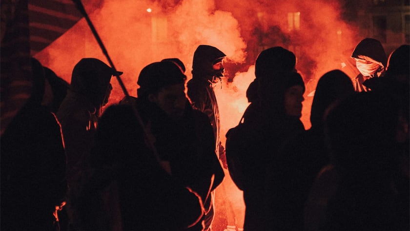 Vermummte Männer bei einer gewalttätigen Demonstration