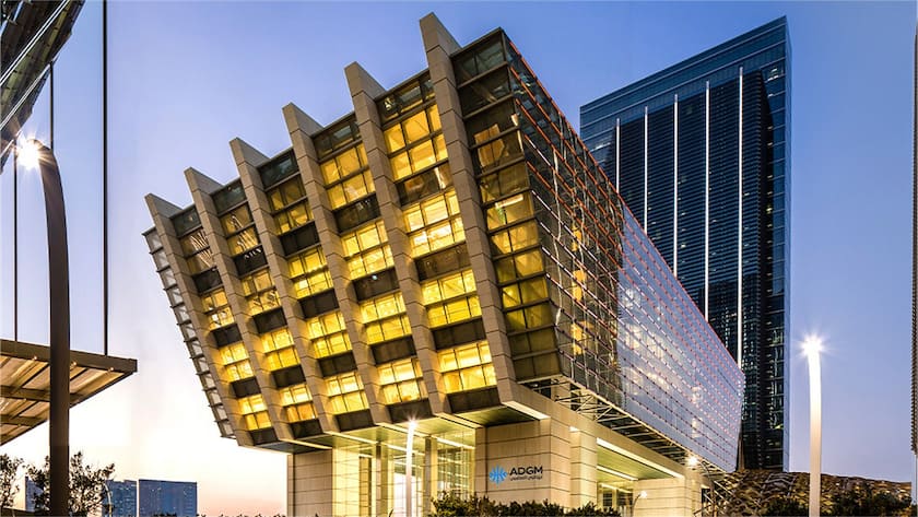 Beleuchtetes Gebäude in Abu Dhabi