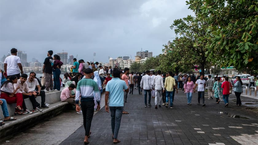 Menschen an einer Promenade in Mumbai