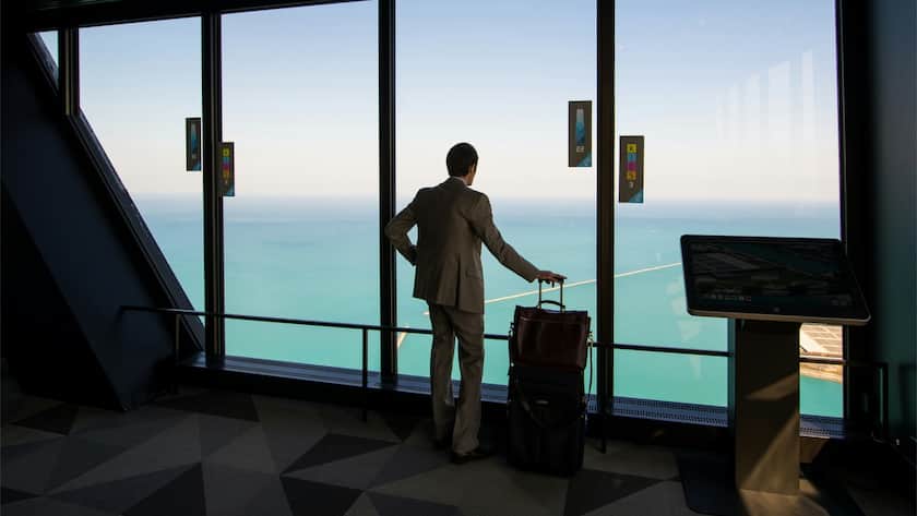 Reisender schaut aus dem Fenster