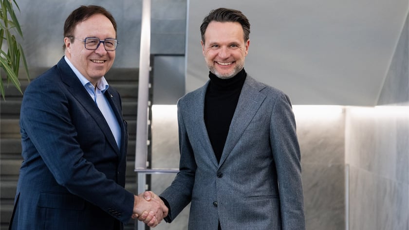 Jean-Daniel Laffely und Arno Kneubühler schütteln sich die Hände