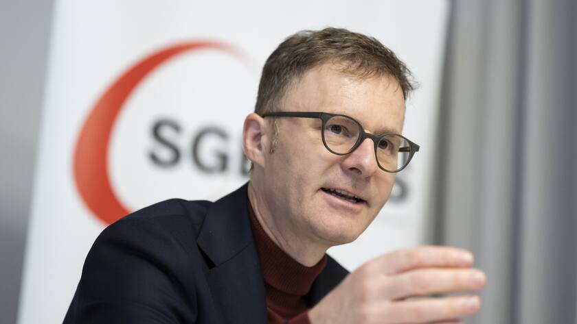 Daniel Lampart, Chefoekonom und Sekretariatsleiter SGB, spricht waehrend einer Medienkonferenz des SGB ueber die Verteilungsanalyse zu Loehnen, am Dienstag, 15. November 2022 in Bern. (KEYSTONE/Anthony Anex)