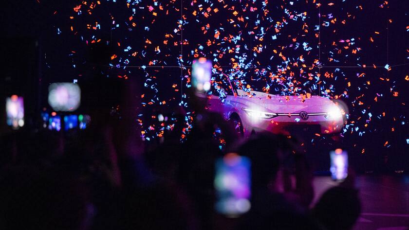 Volkswagen kämpft um die Krone in China 17.04.2023, Berlin: Die Abbildung der neuen Limousine VW ID.7 wird bei der Weltpremiere des Modells auf einer Leinwand im Motorenwerk präsentiert. Das knapp fünf Meter lange Auto soll in seiner höheren Ausstattungsvariante Reichweiten von voraussichtlich bis zu 700 Kilometern schaffen sowie mit moderner Vernetzungs- und Displaytechnik angeboten werden. Foto: Monika Skolimowska/dpa +++ dpa-Bildfunk +++ (KEYSTONE/DPA/Monika Skolimowska)