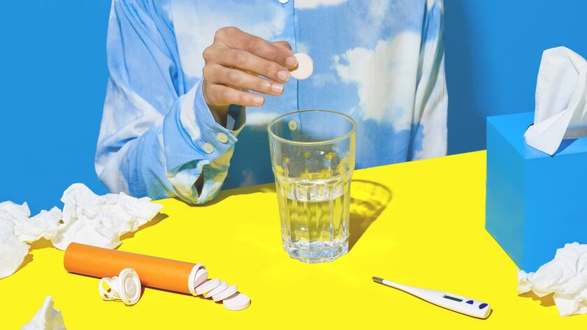 Eine Person wirft eine Brausetablette in ein Glas. Oft werden Erkältung, Grippe und eine Infektion mit dem RS-Virus gleichgesetzt. Doch Symptome, Verlauf und Schwere der Erkrankungen unterscheiden sich – und Corona gibt es auch noch.