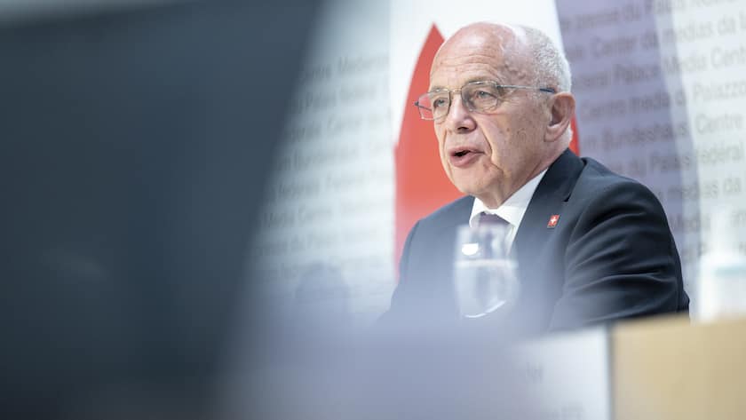 Bundesrat Ueli Maurer, Vorsteher des Eidgenoessischen Finanzdepartements EFD, aeussert sich an einer Medienkonferenz zur Aenderung des Bundesgesetzes ueber die Verrechnungssteuer, am Montag, 15. August 2022, in Bern. (KEYSTONE/Marcel Bieri)