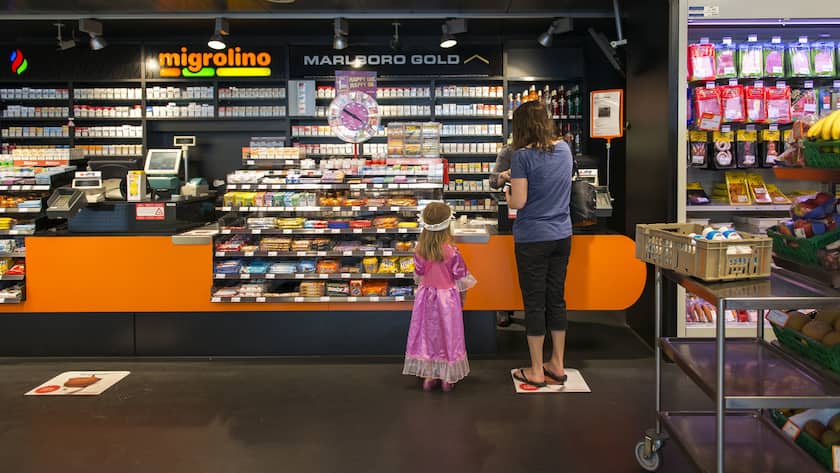 Eine Frau und ein kleines Maedchen stehen an der Kasse im Migrolino-Shop der SOCAR-Tankstelle, aufgenommen am 26. April 2013 an der Hohlstrasse in Zuerich. Die aserbaidschanische Marke SOCAR loest in der Schweiz seit 2012 schrittweise den Brand Esso ab. (KEYSTONE/Christian Beutler)