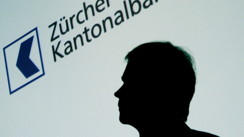 Martin Scholl, CEO Zuercher Kantonalbank, beantwortet die Fragen der Journalisten, anlaesslich einer Pressekonferenz am Montag, 11. November 2013, in Zuerich. Mit Verfuegung vom 1. November 2013 hat die Schweizerische Nationalbank die Systemrelevanz der Zuercher Kantonalbank festgestellt. (KEYSTONE/Steffen Schmidt)