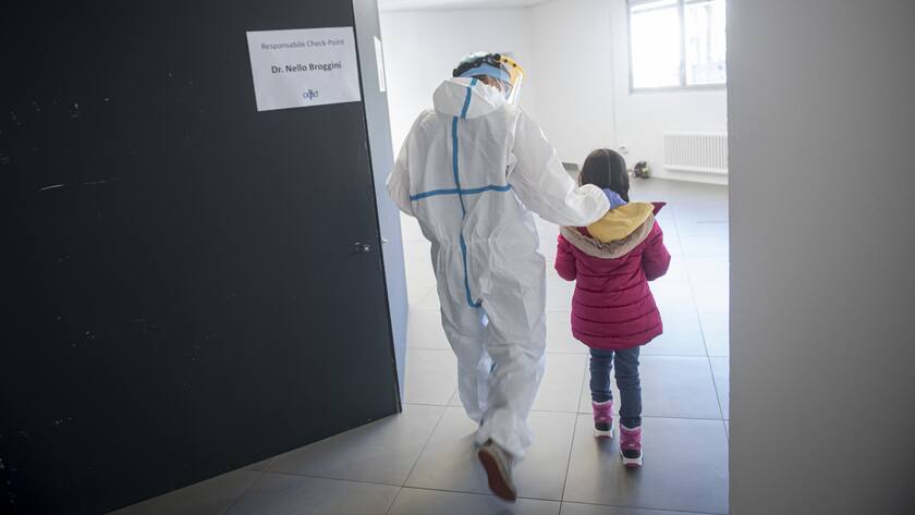 Eine Schuelerin an der Mittelschule Tenero Contra wird auf Covid-19 getestet, am Montag 08. Februar 2021, in Tenero. (KEYSTONE/Ti-Press/Pablo Gianinazzi) Schuelerinnen und Schueler an der Schule in Tenero werden wegen der englischen Variante von Covid-19 die an der Schule aufgetaucht ist getestet. Bereits wurden Schulklassen an der Schule unter Quarantaene gestellt.