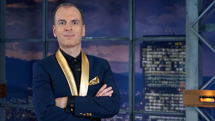 Roland Brack posiert im Jacket als Löwe