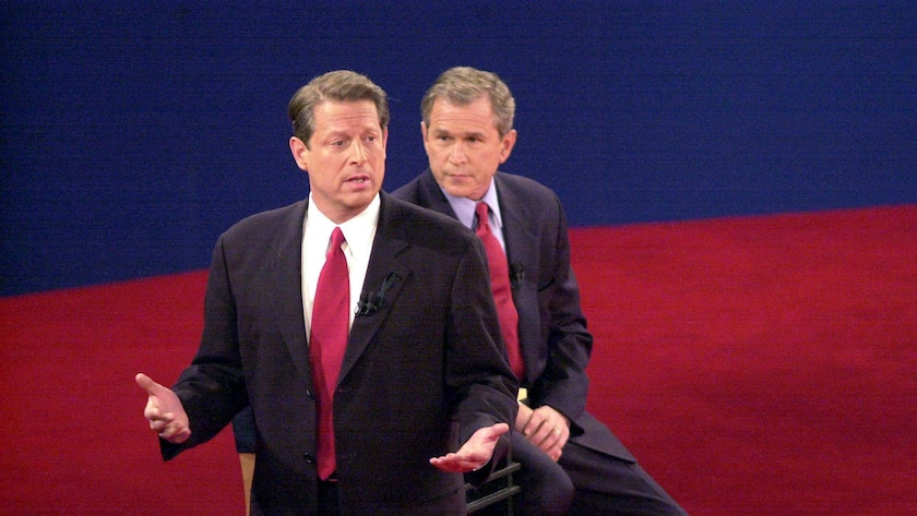 Vizepräsident Al Gore (USA/Demokraten/Präsidentschaftskandidat/li.) anlässlich der Debatte mit George W. Bush vor der Washington University in St. Louis PUBLICATIONxINxGERxSUIxAUTxHUNxONLY (SLP2000101716)