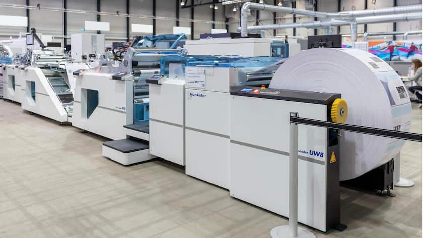 Die neue automatisierte Buchlösung «Hunkeler Starbook Plowfolder» ermöglicht die Produktion von digital gedruckten Büchern ab Auflage 1.