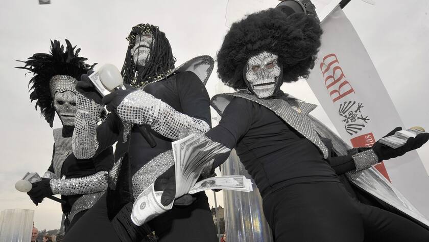 Revellers spoof the UBS crisis, during the parade at the carnival in Basel, Switzerland, Wednesday, March 4, 2009 in Basel, Switzerland. (KEYSTONE/Georgios Kefalas)Die UBS-Krise als Sujet am Cortege am letzten der 'drey scheenschte Daeg' im Rahmen der Fasnacht in Basel am Mittwoch, 4. Maerz 2009. (KEYSTONE/Georgios Kefalas)