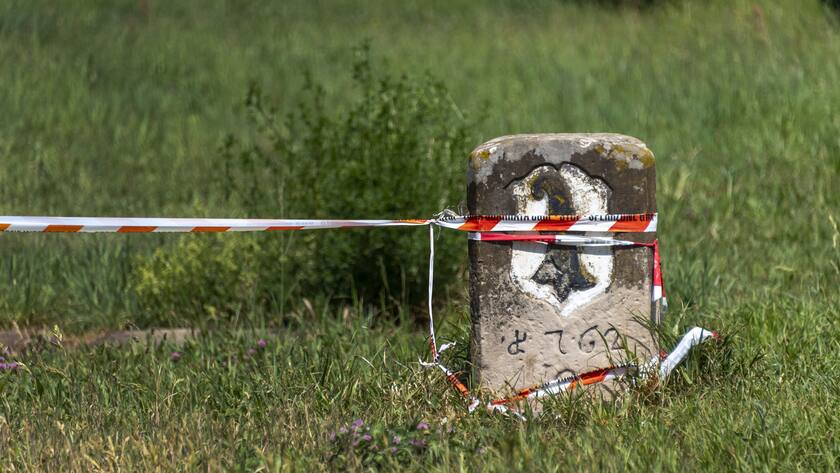 Ein mit einem Absperrband umwickelter Grenzstein an der gruenen Grenze zwischen der Schweiz und Deutschland in Riehen am Sonntag, 3. Mai 2020. (KEYSTONE/Georgios Kefalas)