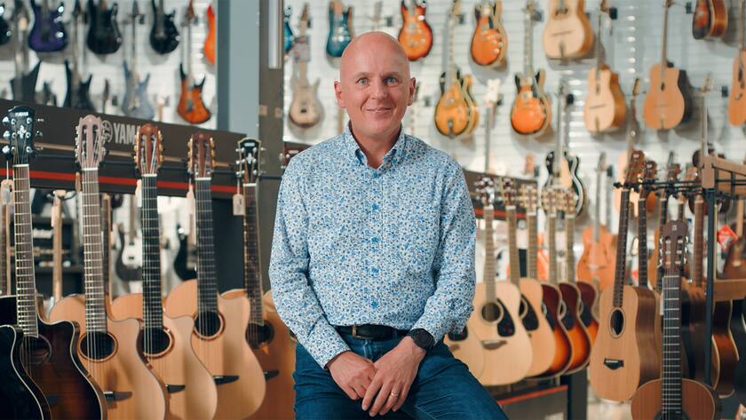 Alexandre Boullard, Boullard Musique SA vor seinen Gitarren für PostFinance B2B