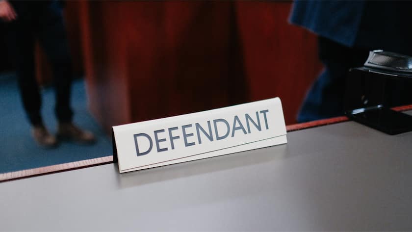 Schild mit der Aufschrift Beklagter