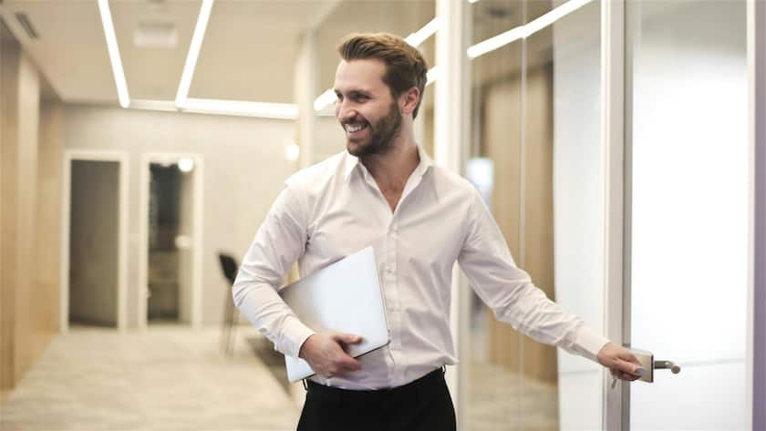 Mann betritt ein Büro