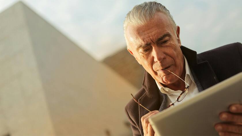 Mann schaut auf sein Tablet