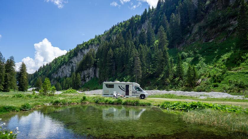 Wohnmobil an einem Bergsee