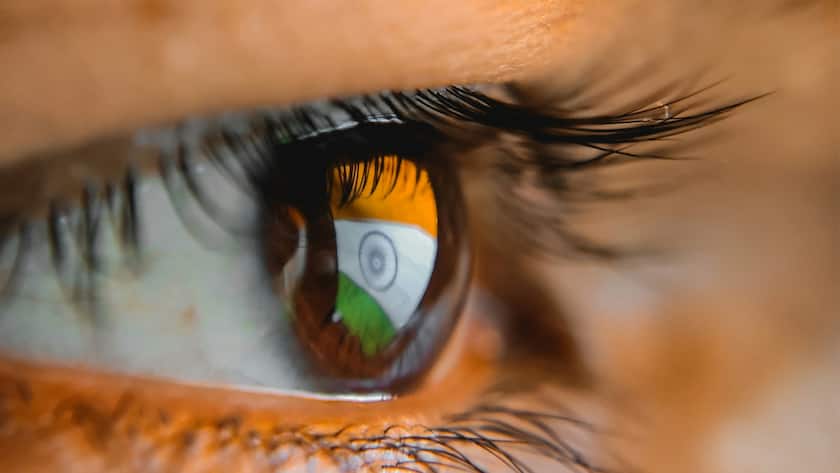 Auge mit gespiegelter Indien-Flagge in der Pupille