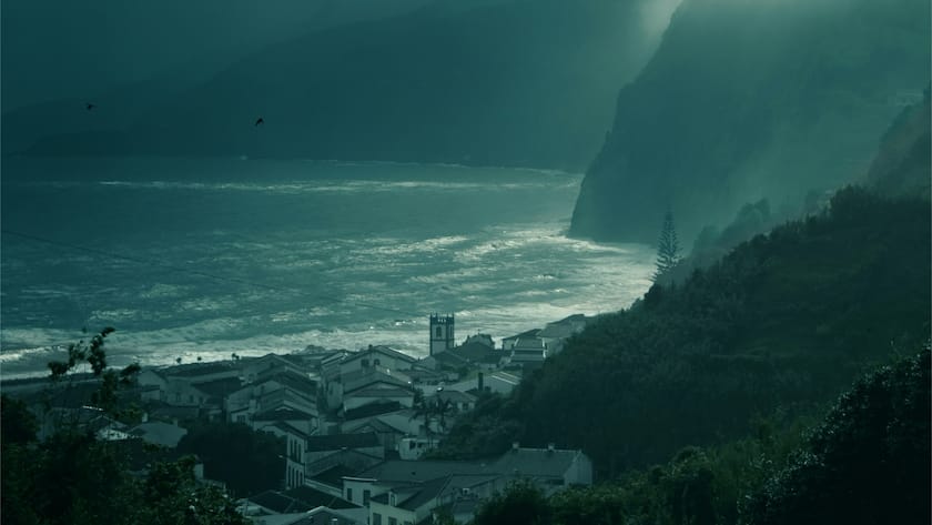 Bedrohliche Wetterkulisse an der portugiesischen Küste