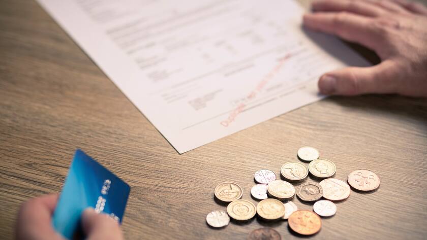 Kleingeld und Kreditkarte