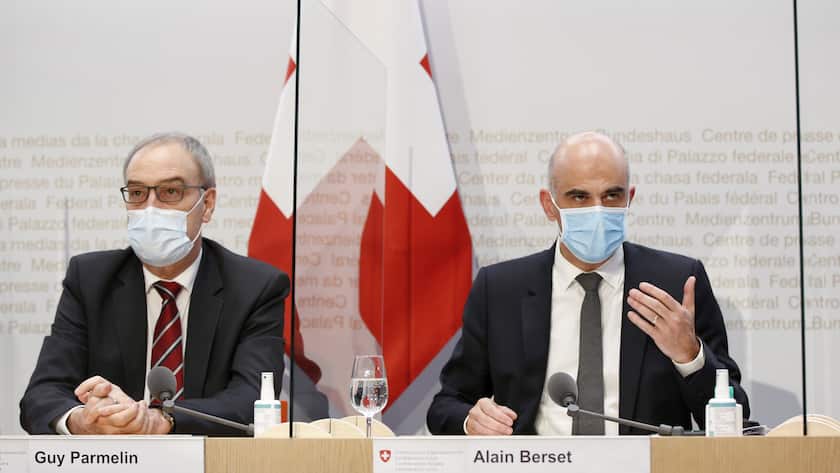 Bundesrat Alain Berset, rechts, spricht neben Bundespraesident Guy Parmelin, neu mit Maske in der Medienkonferenz.