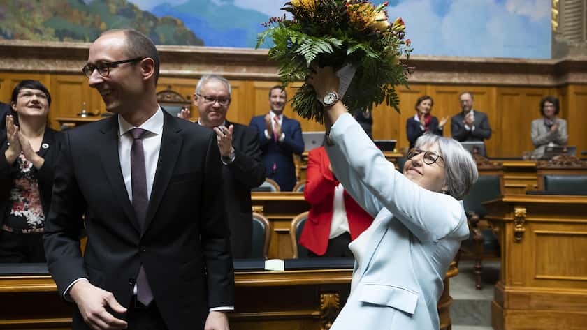 Die neu gewaehlte Bundesraetin Elisabeth Baume-Schneider jubelt mit einem Blumenstrauss neben Nationalratspraesident Martin Candinas, bei der Ersatzwahl in den Bundesrat durch die Vereinigte Bundesversammlung, am Mittwoch, 7. Dezember 2022 im im Nationalratssaal in Bern. (KEYSTONE/Peter Klaunzer)