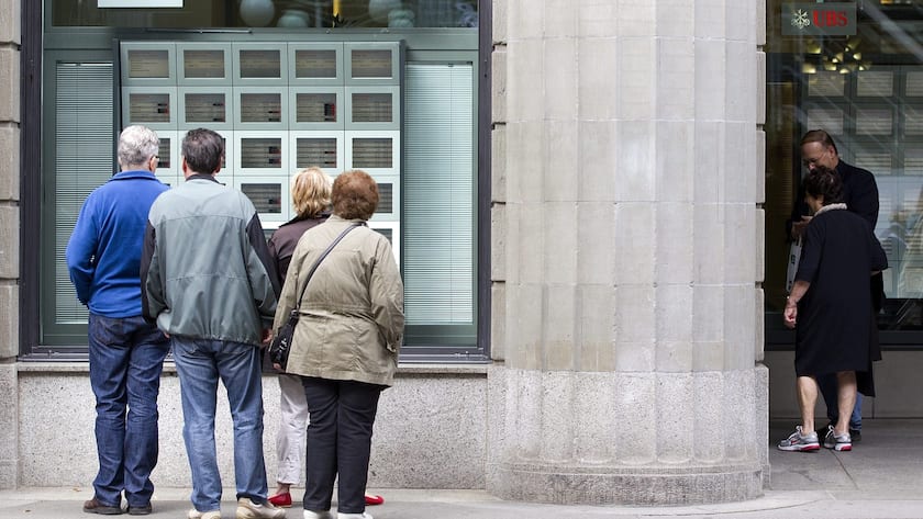 Passanten betrachten den Verlauf der Boersenkurse bei der UBS am Dienstag, 9. August 2011 in Zuerich. (KEYSTONE/Alessandro Della Bella)