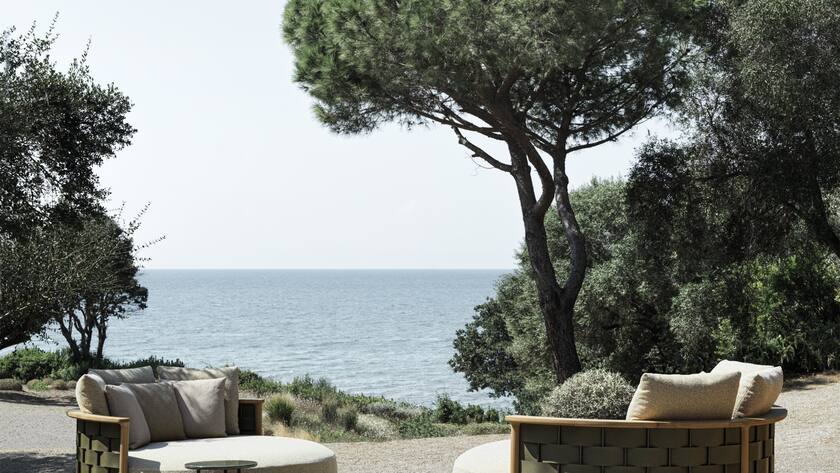 Die Italiener wussten schon immer, wie man es sich mit Stil gut gehen lässt. Die erste Outdoor-Kollektion von Molteni liess lange auf sich warten, jetzt endlich ist es so weit: Die italienische Designfirma präsentiert Möbel und Accessoires für unter den freien Himmel. Die Kreationen des belgischen Stardesigners und Molteni-Kreativchefs Vincent van Duysen sind ein Investment in hochwertigste Qualität, zeitloses Design – und einen traumhaften Sommer direkt vor der eigenen Haustür. molteni.it